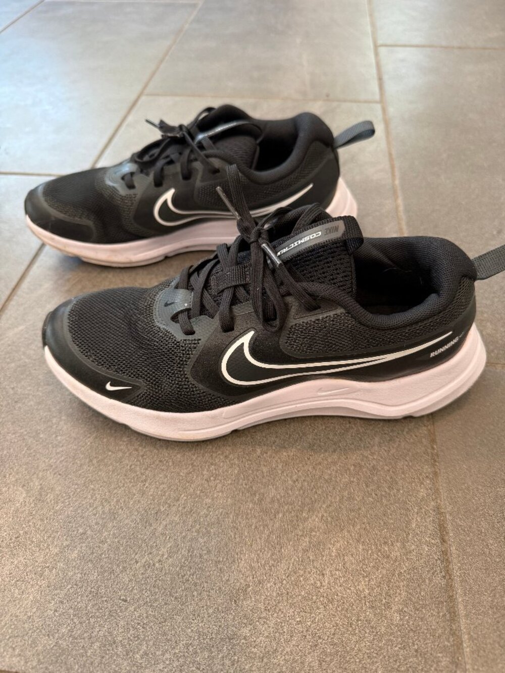 Nike Cosmic Runner Boys Shoe Size 5 Y Black